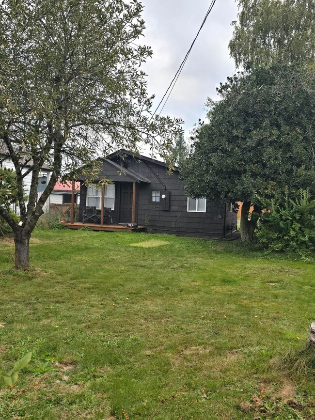 Building Photo - 1 Bedroom, 1 bathroom House