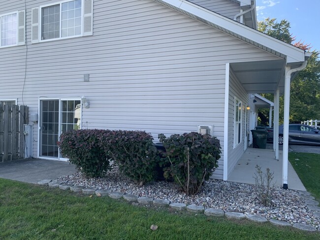 Building Photo - 700 Shady Acres Ln