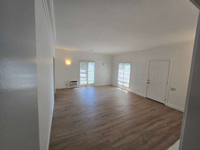Building Photo - 619 S Sweetzer Ave