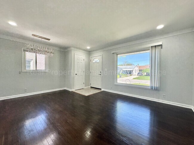Foto del edificio - Updated Ranch with Bonus Space & Prime Loc...
