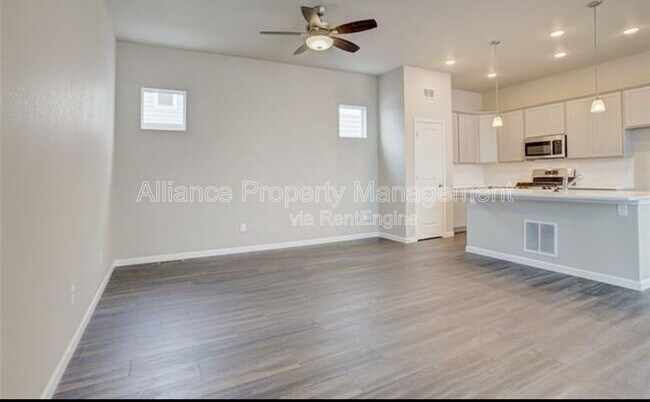 Building Photo - 1168 Solitaire St