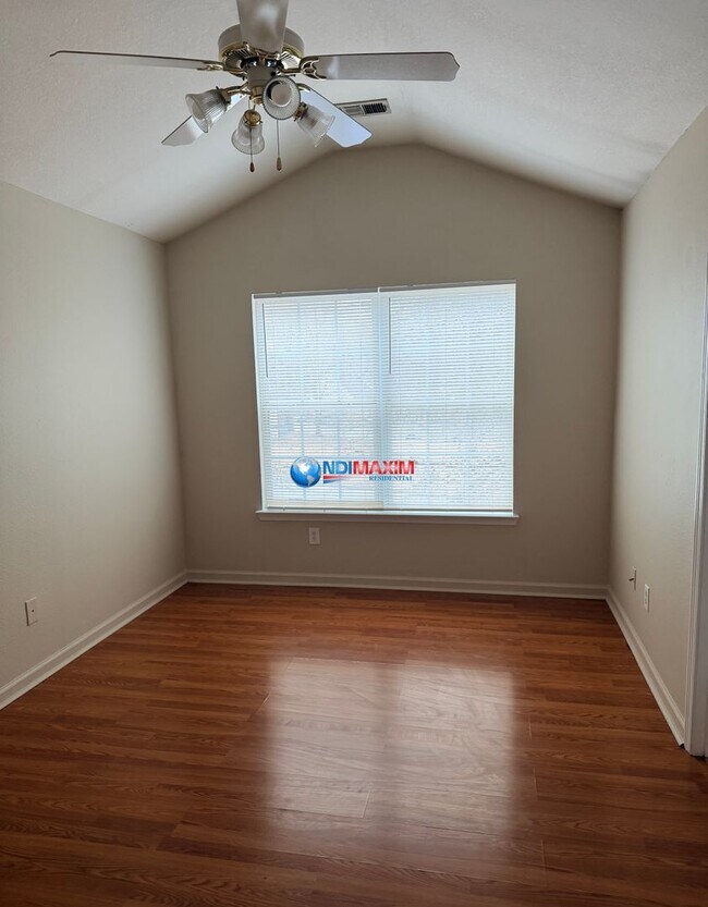 Foto del edificio - Spacious 3-bedroom townhouse in Riverdale