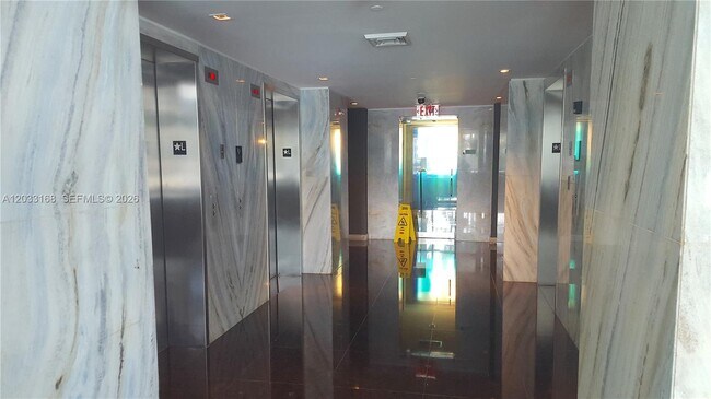 Foto del edificio - 335 S Biscayne Blvd