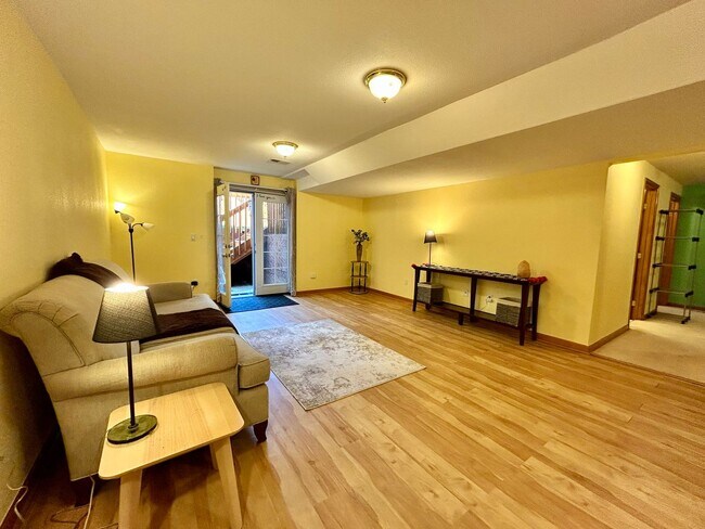 Foto del edificio - Spacious Garden-level Condo with Kitchenet...