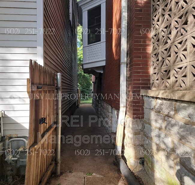 Foto del edificio - 1035 Baxter Ave