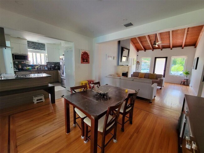 Foto del edificio - 820 NE 72nd Terrace