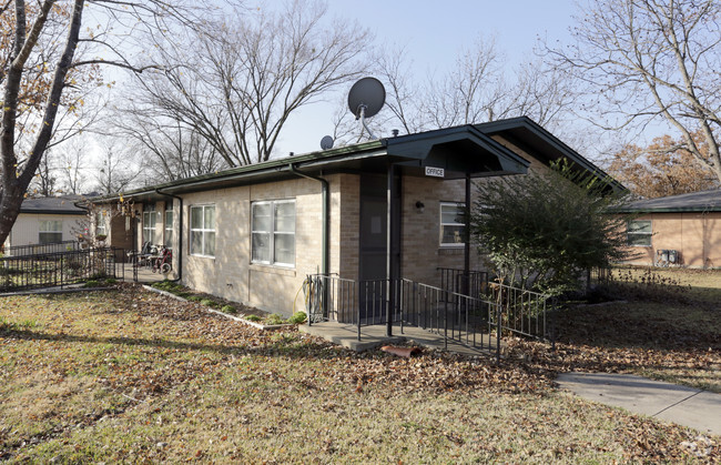 Building Photo - 2501 Circle Dr