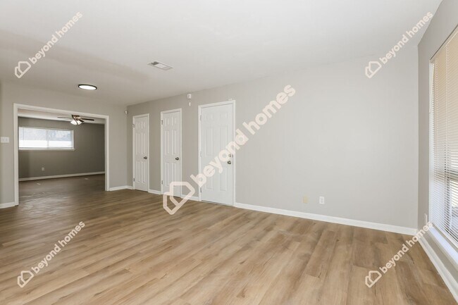 Building Photo - Beautifully renovated 3 bedroom / 1.5 bath...