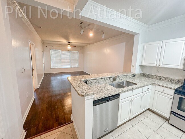 Building Photo - Dundwoody Condo!