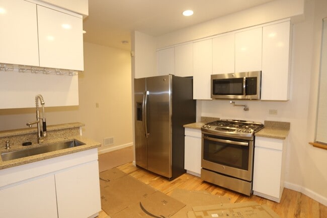 Foto del edificio - 3345 N Southport Ave