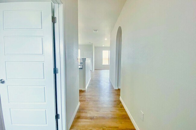 Building Photo - Rare 4 Bedroom With Washer & Dryer