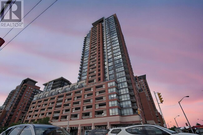 Photo du bâtiment - 830-830 Lawrence Ave W