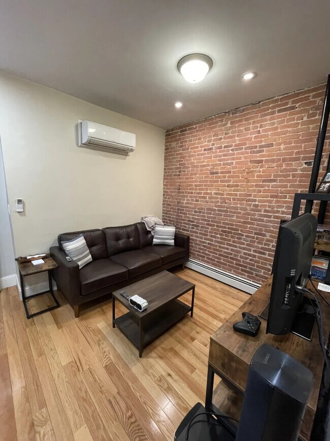 Building Photo - 53 Joy St