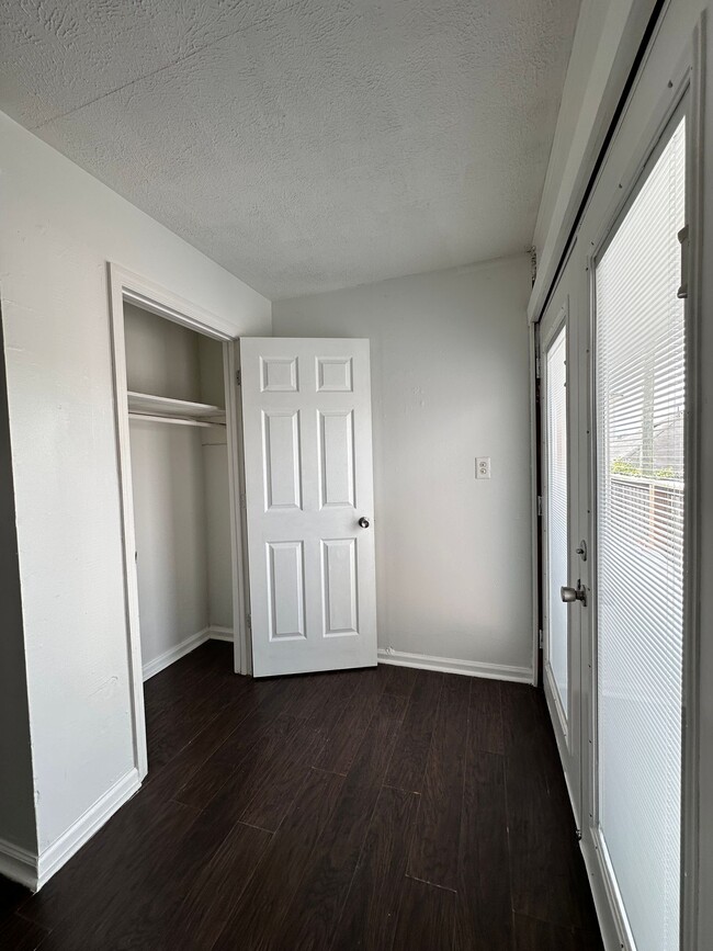 Building Photo - Studio 28 Apartments