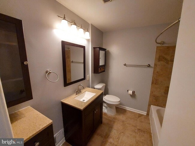 Building Photo - 164B Leeds Ct W