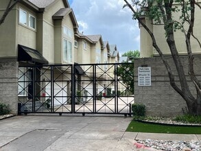 Building Photo - 3532 Cedarplaza Ln