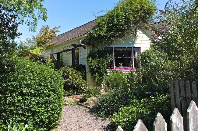 Foto del edificio - 6490 Lone Pine Rd