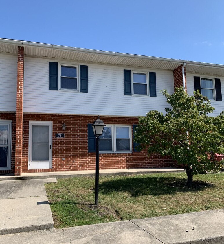 Primary Photo - CONTRACT PENDING!!Spacious 2-story, 3 bed/...