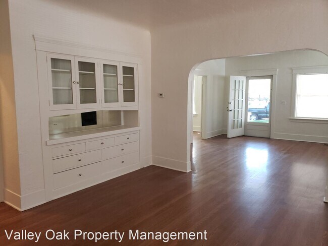Building Photo - 3 br, 1 bath House - 292 N Minaret Ave