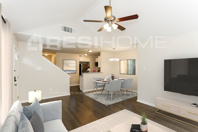 Foto del edificio - 907 Fairbanks Cir