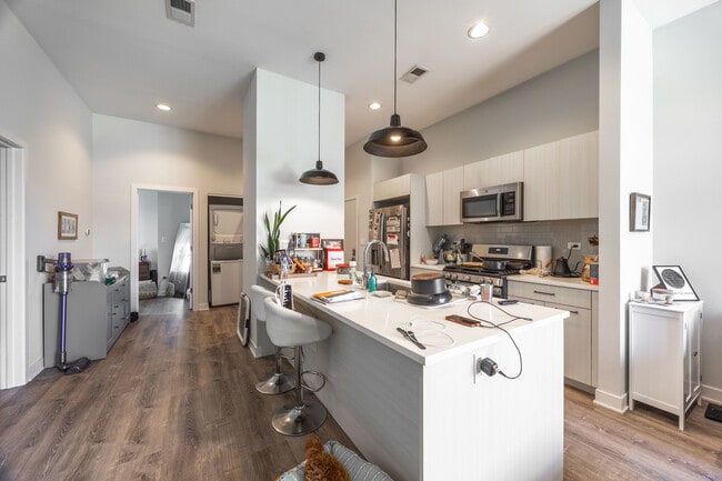 Building Photo - 2247 W Lawrence Ave