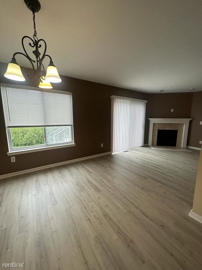 Building Photo - 2 br, 1.5 bath Condo - 19006 Wilson St