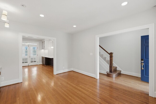 Foto del edificio - Glover Park Townhome | 4 Bed | 3.5 Bath | 2,500 Sf | Large Front Porch & Fenced-In Backyard w/ Deck
