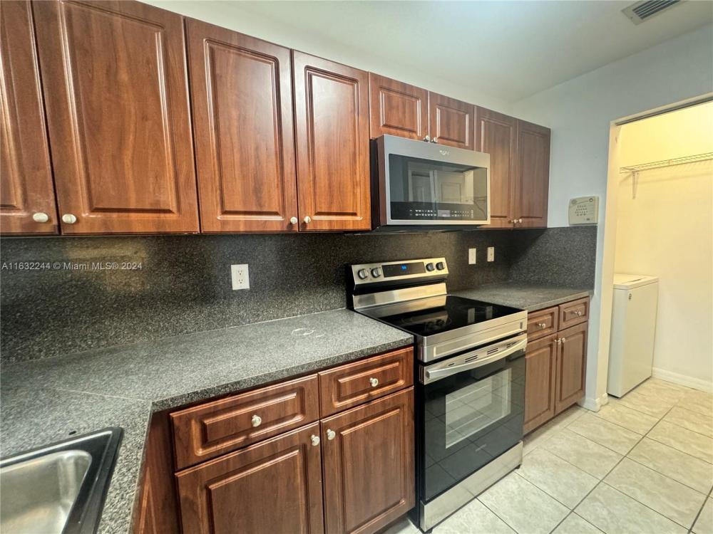 Foto principal - 3 bedroom in Dania FL 33312