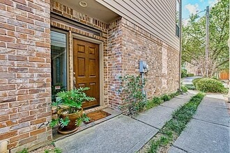 Building Photo - 5422 Lillian St