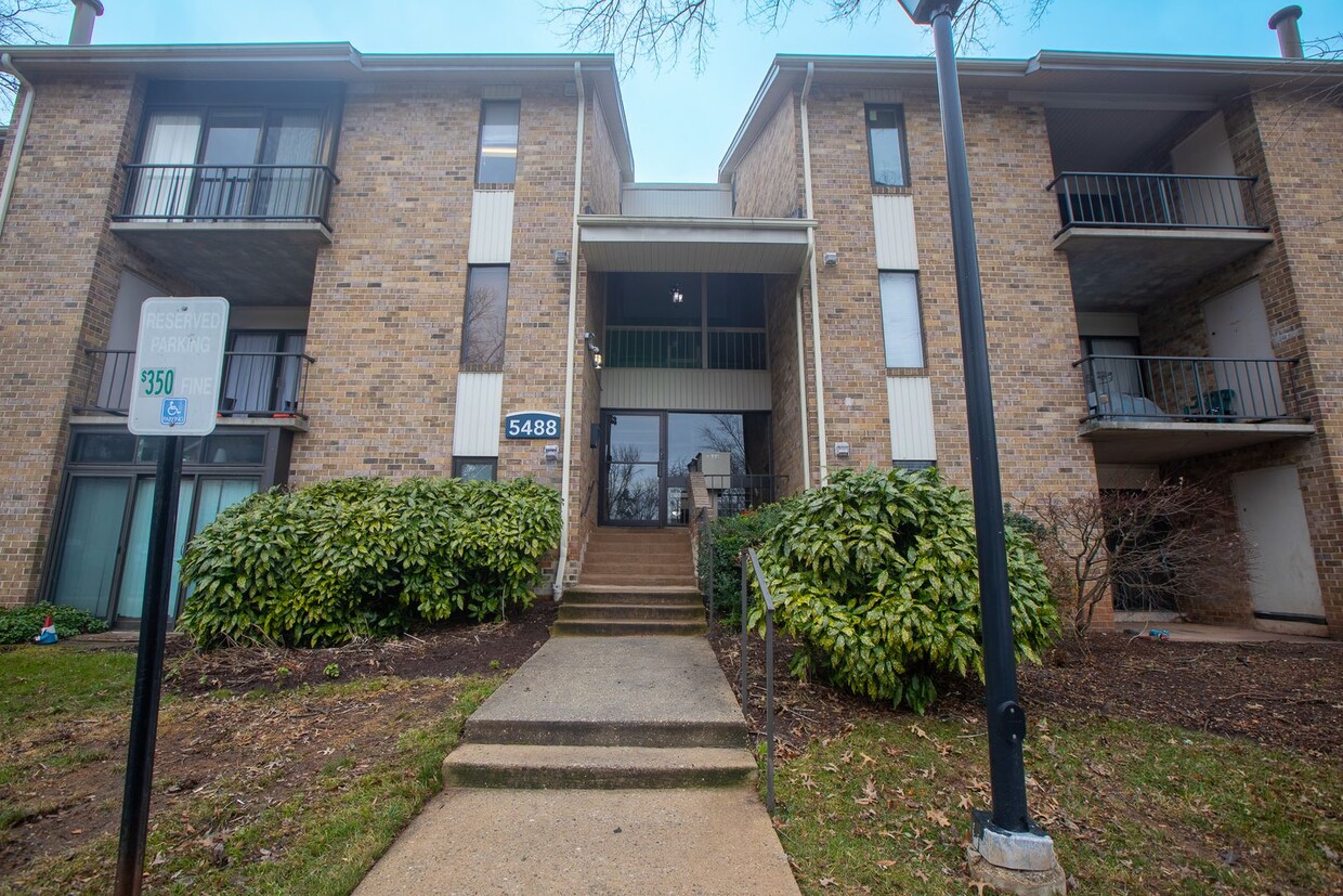 Primary Photo - Lovely 2 BR/1.5 BA Top Floor Unit Condo in...