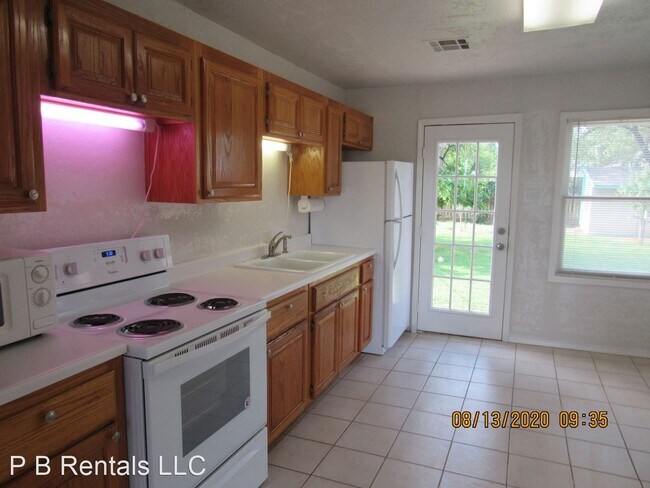 Building Photo - 3 br, 1.5 bath House - 2608 SW Cornell Avenue