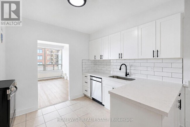 Photo du bâtiment - 2500 Bathurst St