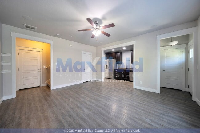 Photo - Small Pet Friendly - 3BD 2BTH 2GAR - Center Street/700 W Near TopGolf Apartment