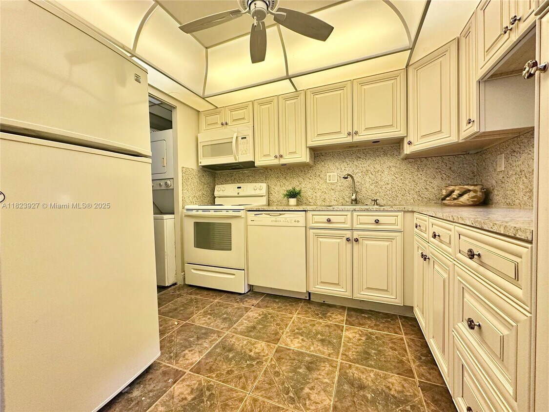 Foto principal - 8001 Fairview Dr
