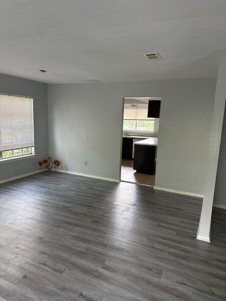 Foto del edificio - 16523 Lonesome Quail Dr