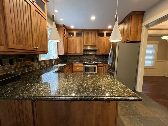 Foto del edificio - Stunning 4-Bed, 2.5-Bath Craftsman Home – 2-Car Garage, Central A/C & Fenced Patio – A Must-See!
