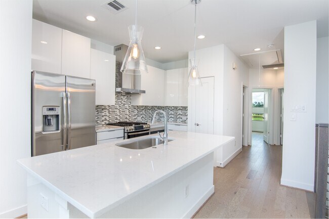 Building Photo - 462 S Centro Cir