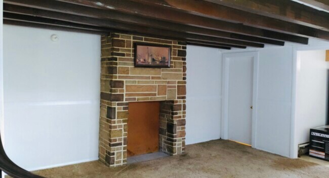 living room - 621 E Northampton St