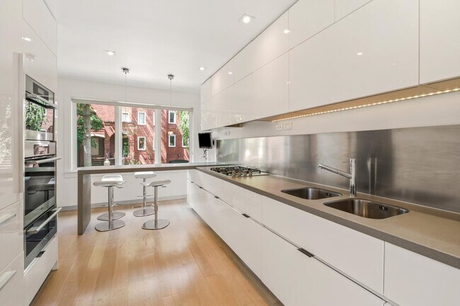 Foto del edificio - 3927 Georgetown Ct NW