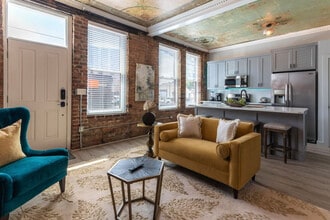 Building Photo - 1900 Elm St