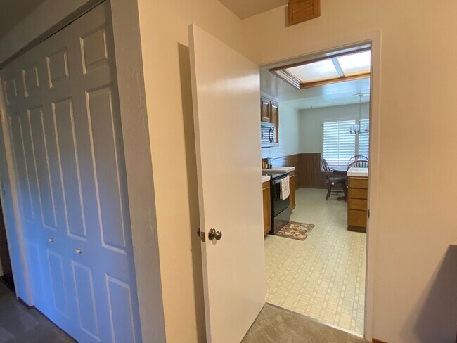 Building Photo - 4 Bed/2 BA Single Story Home, Downtown Ple...