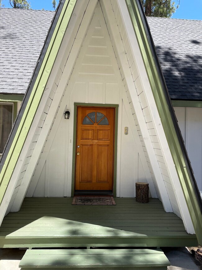 Building Photo - 1021 Mountain Ln