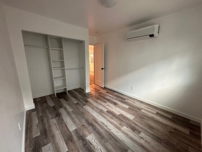 Dormitorio con armario organizador y unidad de aire acondicionado/calefacción. - 2146 Felspar St