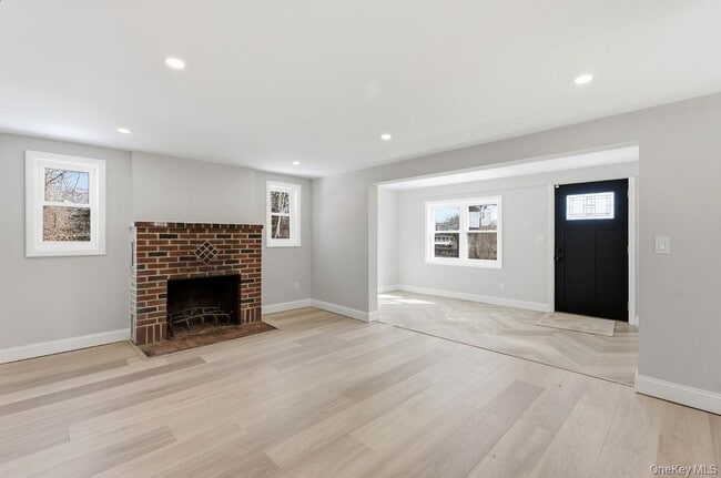 Building Photo - 452 Montauk Hwy