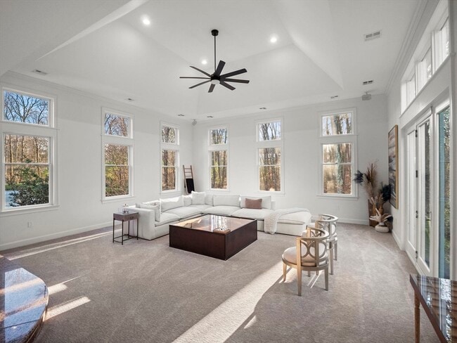 Building Photo - 160 Thayer St