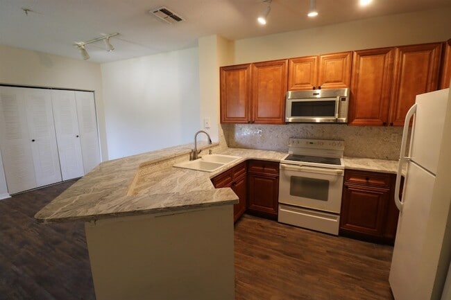Building Photo - 625 Fairway Dr