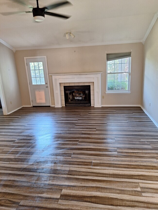 Building Photo - 8908 Rosewood Dr