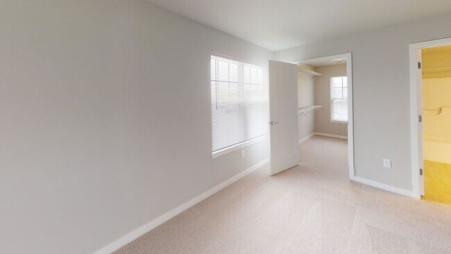 Foto del edificio - Condo Style Upper 2 Bedroom 2 Bathroom Apartment is Available
