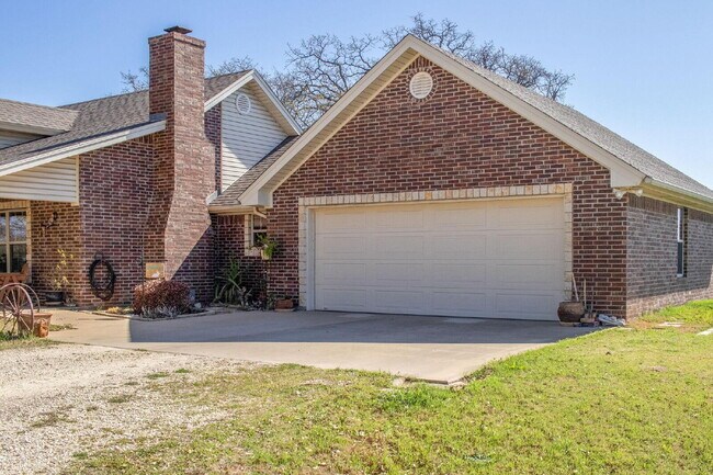Foto del edificio - 3 bedroom home on acreage