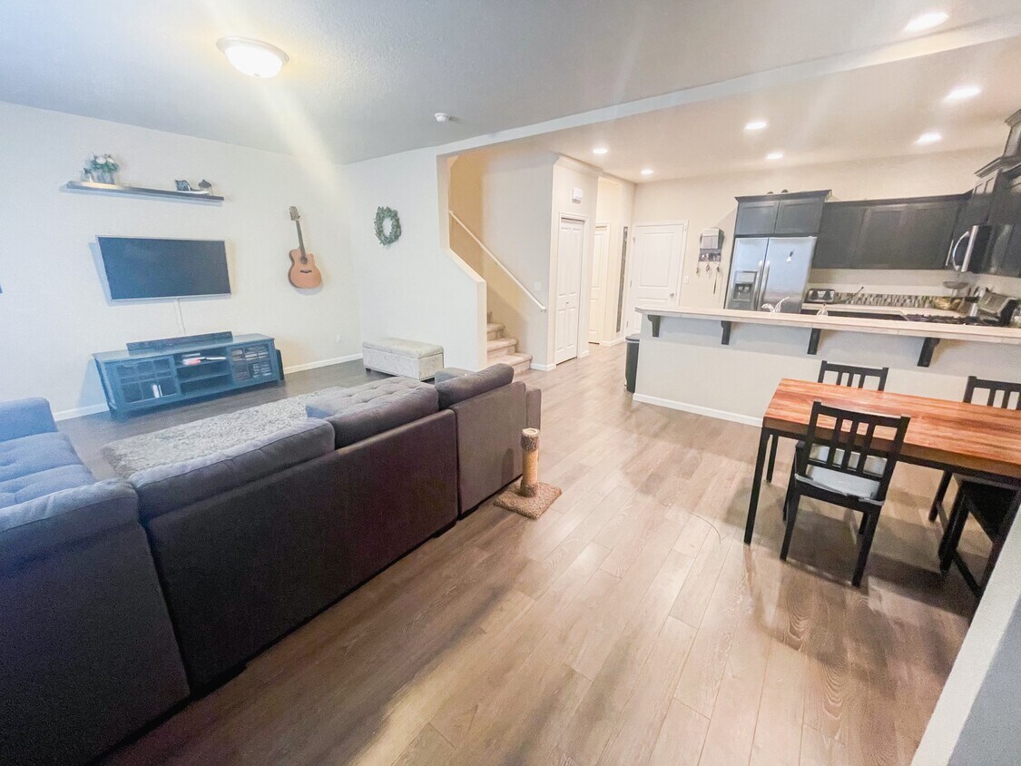 Foto principal - 5747 Joynak St S